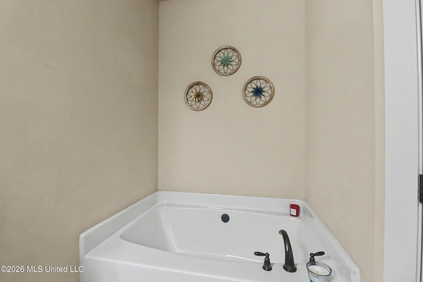 Awesome 4-bedroom, 2-bath home conveniently located directly - photo 15
