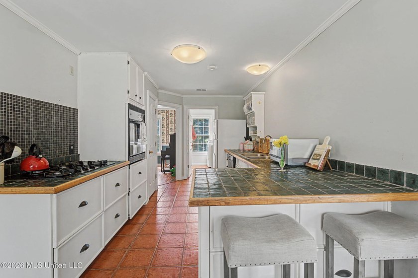 Welcome to this spacious and well-maintained home offering - photo 16