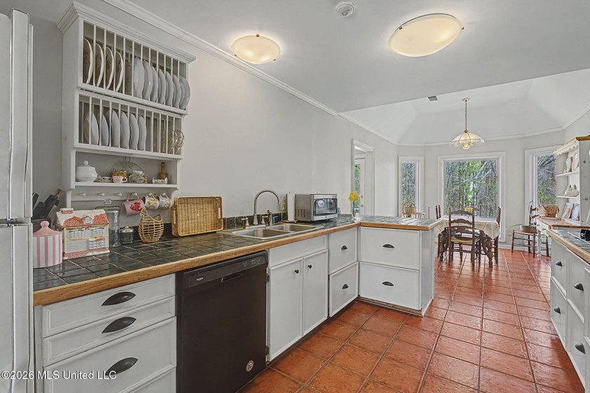 Welcome to this spacious and well-maintained home offering - photo 17