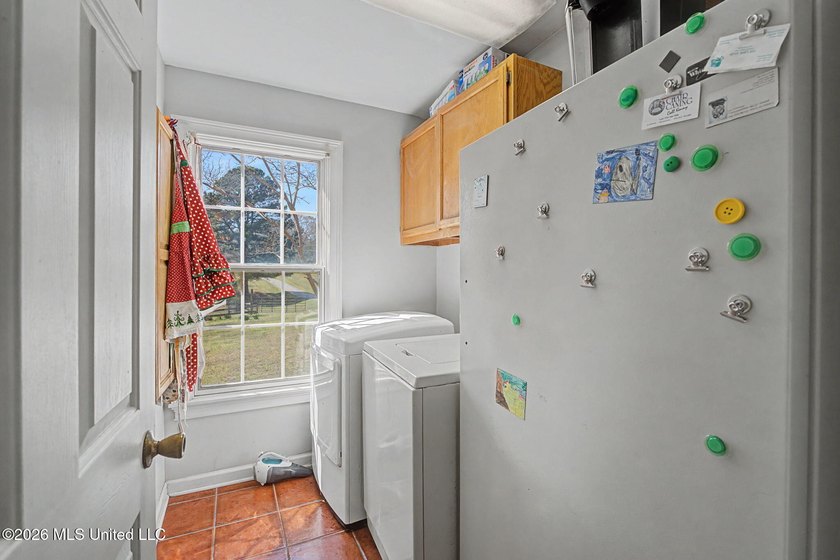 Welcome to this spacious and well-maintained home offering - photo 19