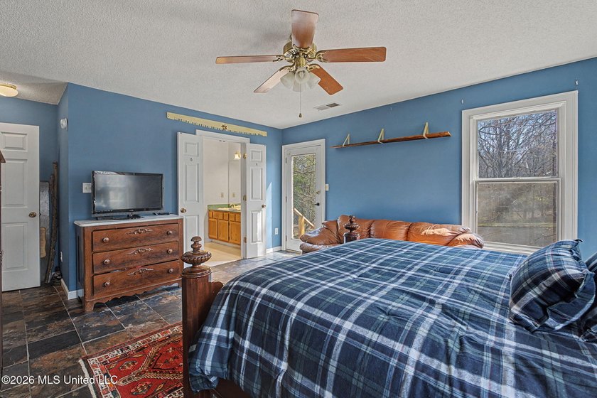 Welcome to this spacious and well-maintained home offering - photo 21