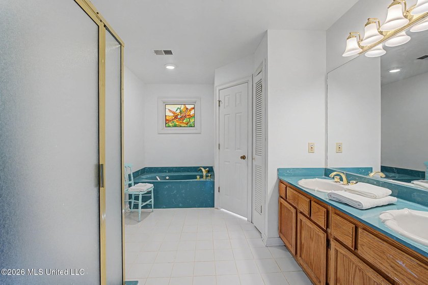 Welcome to this spacious and well-maintained home offering - photo 22
