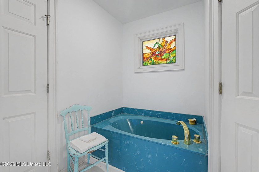 Welcome to this spacious and well-maintained home offering - photo 25