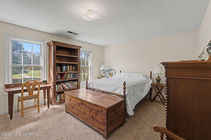 Welcome to this spacious and well-maintained home offering - photo 31