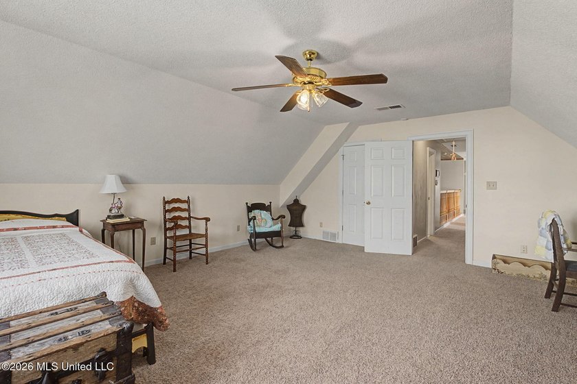 Welcome to this spacious and well-maintained home offering - photo 33