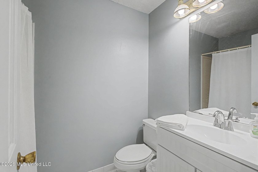 Welcome to this spacious and well-maintained home offering - photo 34