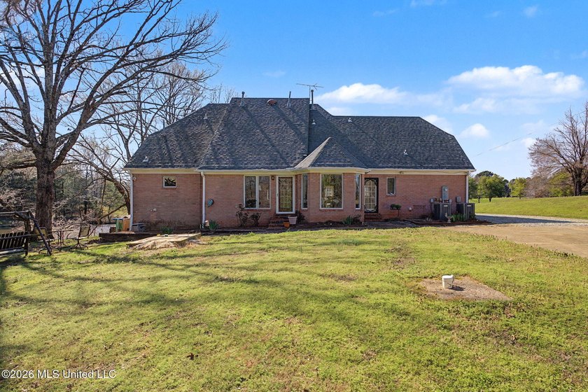 Welcome to this spacious and well-maintained home offering - photo 36