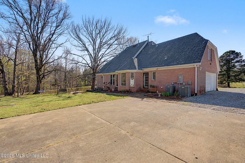 Welcome to this spacious and well-maintained home offering - photo 37
