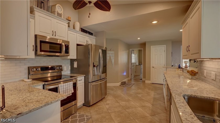 Welcome to your dream home in Cape Coral! This stunning - photo 10