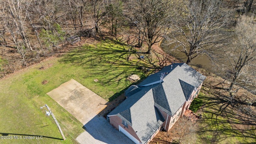 Welcome to this spacious and well-maintained home offering - photo 42