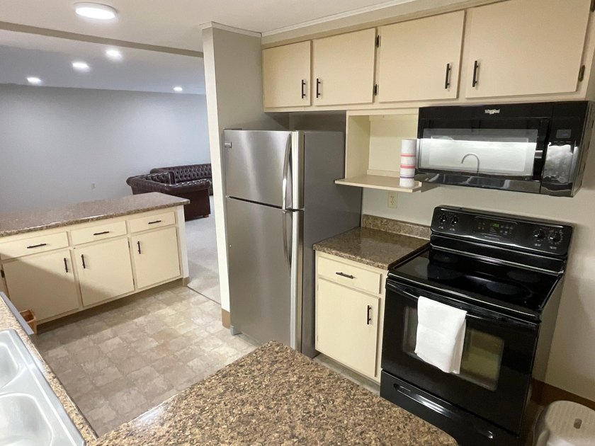 Stunning main floor 2-bedroom, 2-bath condominium in the Austin - photo 5