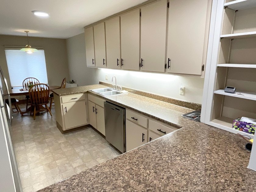 Stunning main floor 2-bedroom, 2-bath condominium in the Austin - photo 6