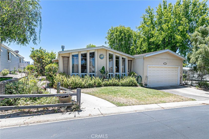 Updated &amp; Move-In Ready! This beautifully maintained 2-bedroom - photo 2