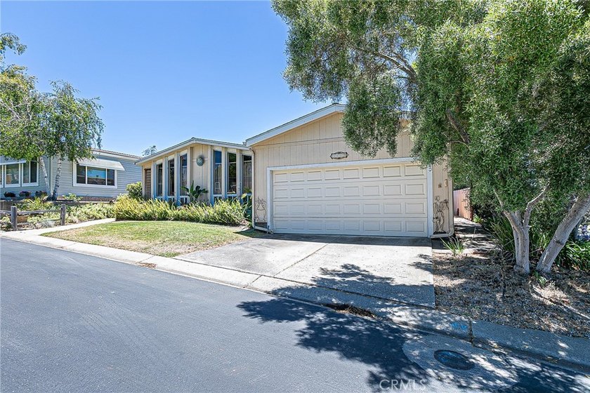 Updated &amp; Move-In Ready! This beautifully maintained 2-bedroom - photo 3