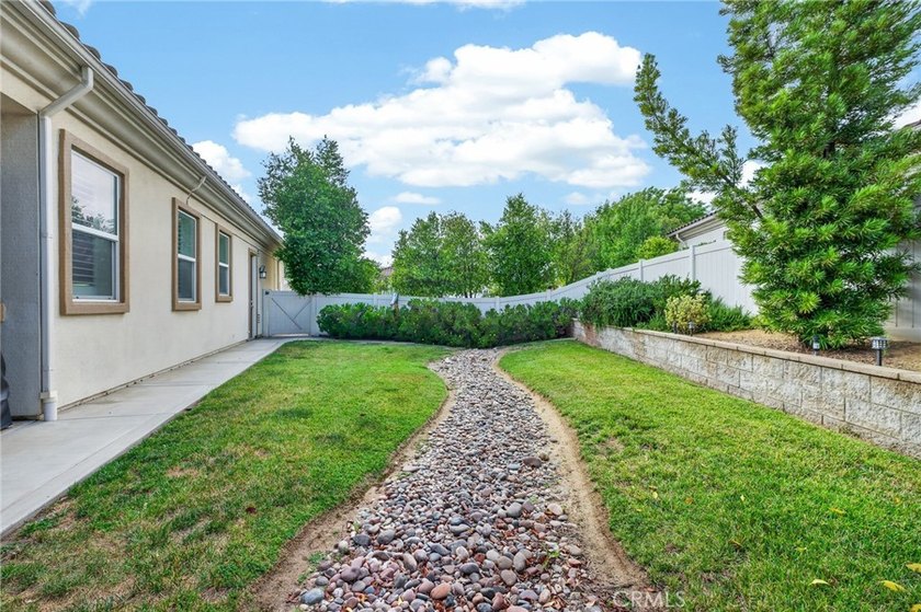 Welcome to this highly sought-after Emerald Model, ideally - photo 27