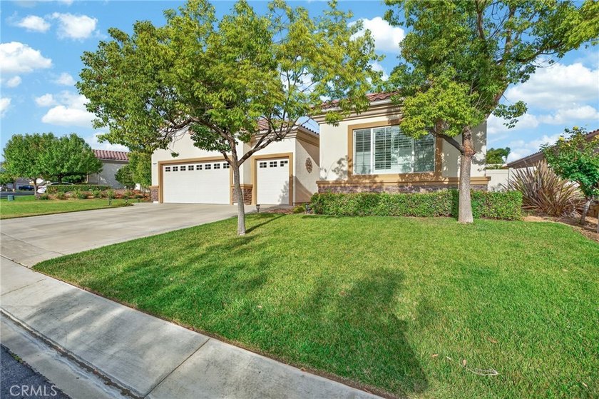Welcome to this highly sought-after Emerald Model, ideally - photo 34