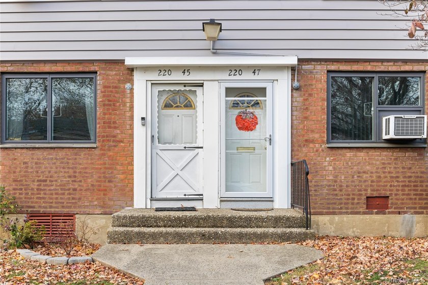 Charming 2 Bedrooms, 1 Full Bath Upper Unit in Bell Park Manor - photo 3