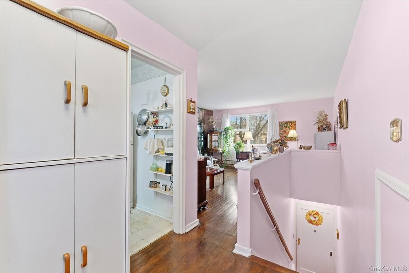 Charming 2 Bedrooms, 1 Full Bath Upper Unit in Bell Park Manor - photo 5
