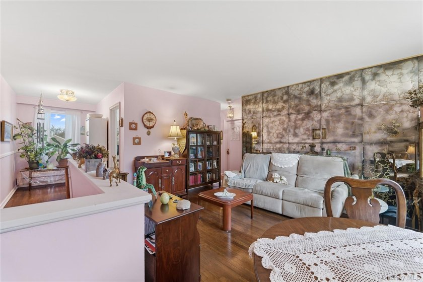 Charming 2 Bedrooms, 1 Full Bath Upper Unit in Bell Park Manor - photo 8