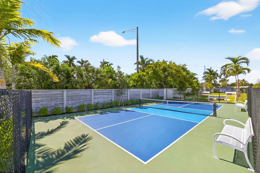 This 2013 Champion manufactured home in Orangebrook Harbor - photo 12