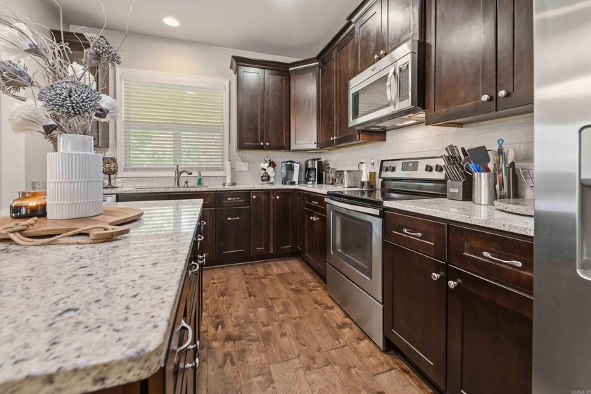 Welcome to this beautifully maintained 3 BR, 2.5-bath home in - photo 9