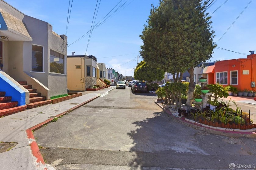 Perfect condo alternative in a quiet cul-de-sac nestled in Outer - photo 3