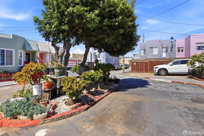 Perfect condo alternative in a quiet cul-de-sac nestled in Outer - photo 4