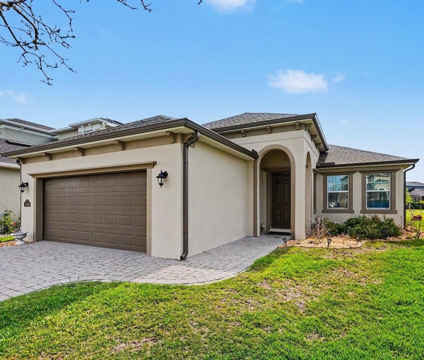 Welcome home! This beautiful single family home was built in - photo 2