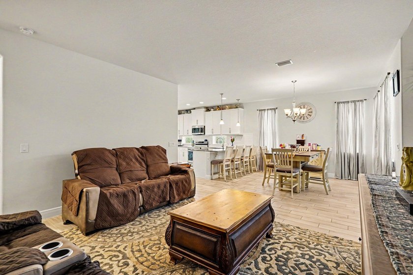 Welcome home! This beautiful single family home was built in - photo 4