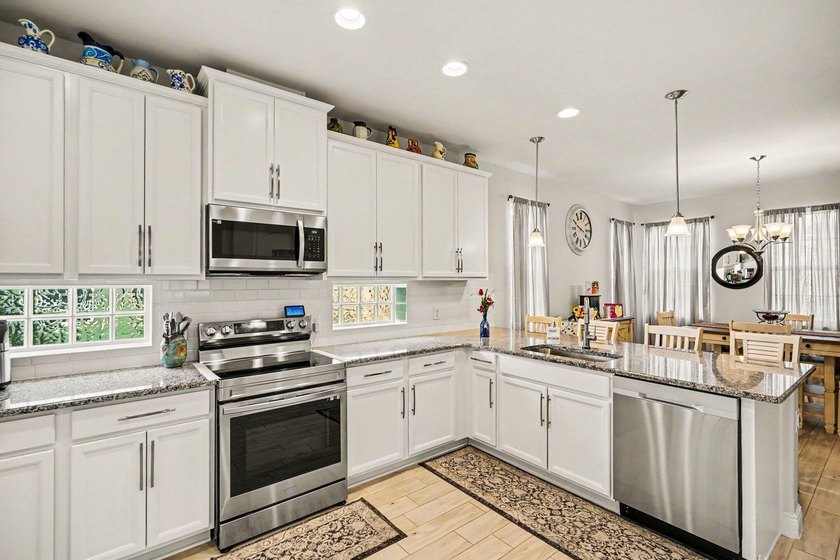 Welcome home! This beautiful single family home was built in - photo 10