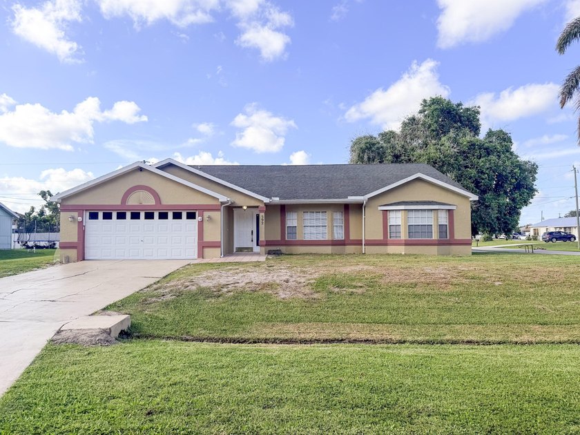 Beautiful and spacious 3 bedroom, 2 bath home with a 2 car - photo 2