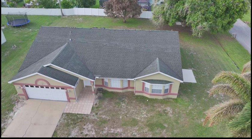 Beautiful and spacious 3 bedroom, 2 bath home with a 2 car - photo 5