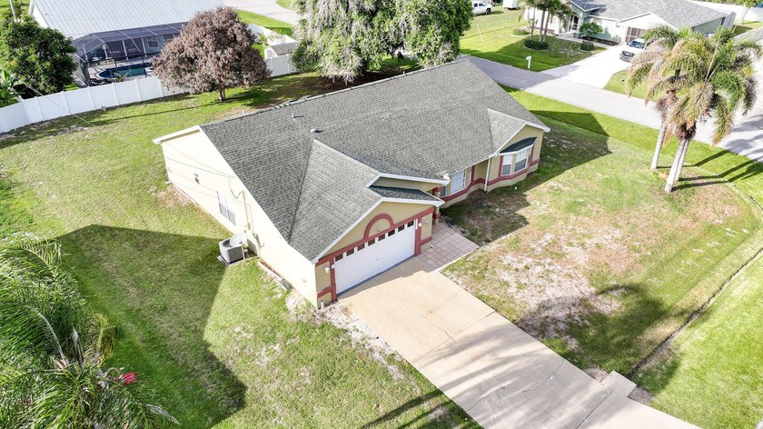 Beautiful and spacious 3 bedroom, 2 bath home with a 2 car - photo 6