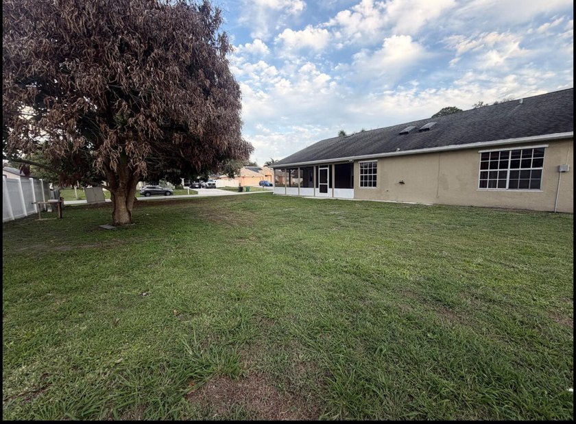 Beautiful and spacious 3 bedroom, 2 bath home with a 2 car - photo 7
