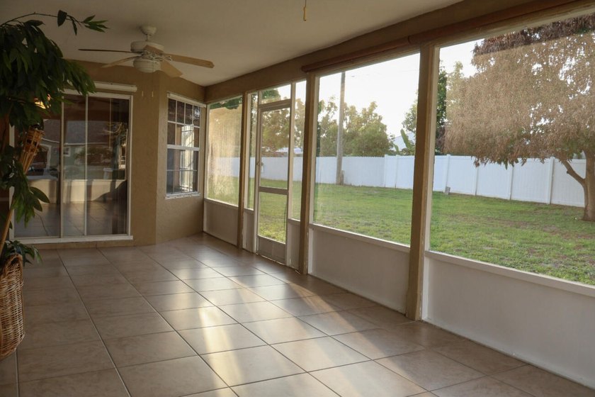 Beautiful and spacious 3 bedroom, 2 bath home with a 2 car - photo 10