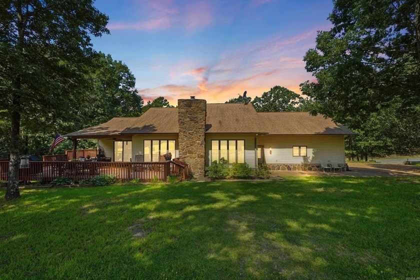 Enjoy the perfect blend of golf, lake and resort-style living in - photo 2