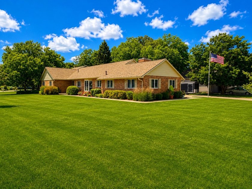 Quality-built brick ranch in desirable River Forest Estates! - photo 2