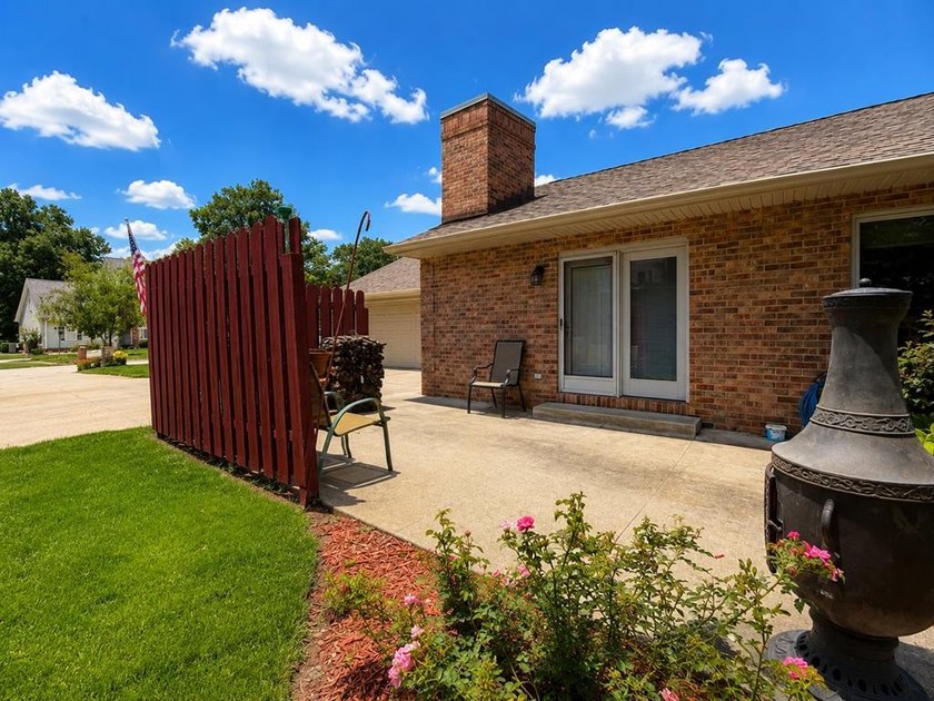 Quality-built brick ranch in desirable River Forest Estates! - photo 8