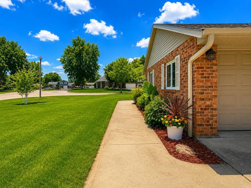 Quality-built brick ranch in desirable River Forest Estates! - photo 9