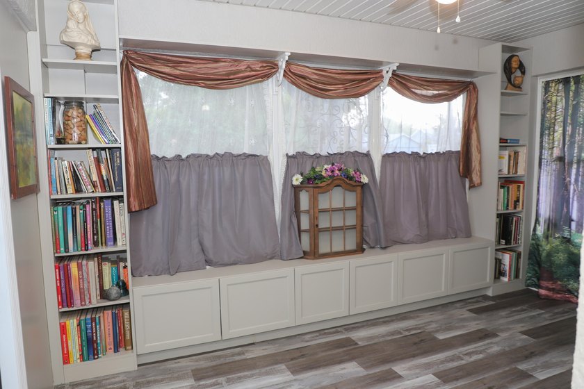 Located in desirable Indian River Estates, this well-maintained - photo 2
