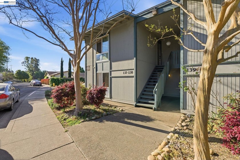 Welcome to this beautifully updated 1-bedroom, 1-bath - photo 2