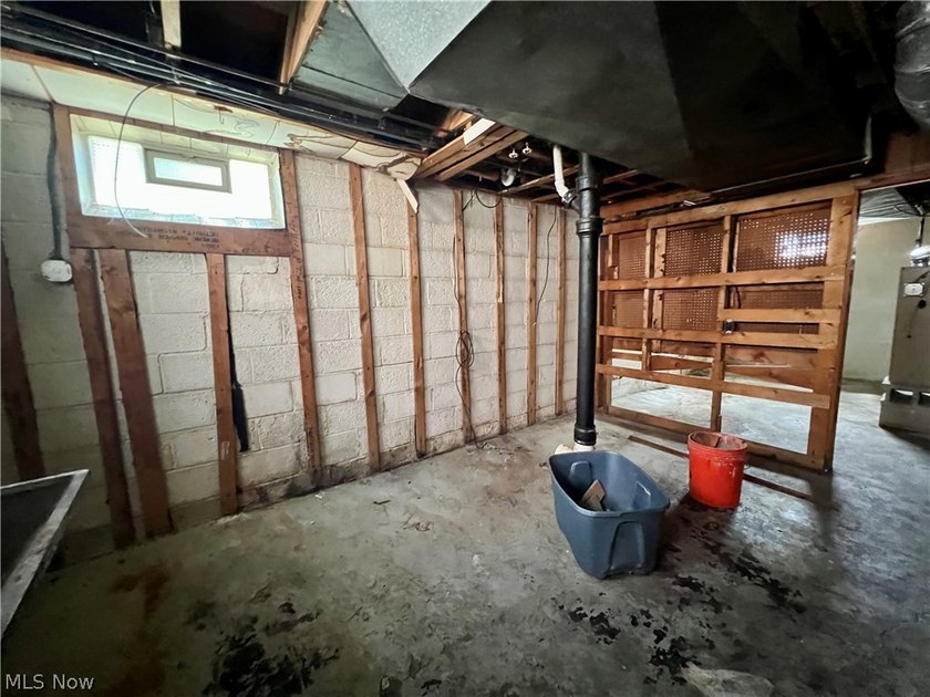 This Home is a fixer upper - photo 29