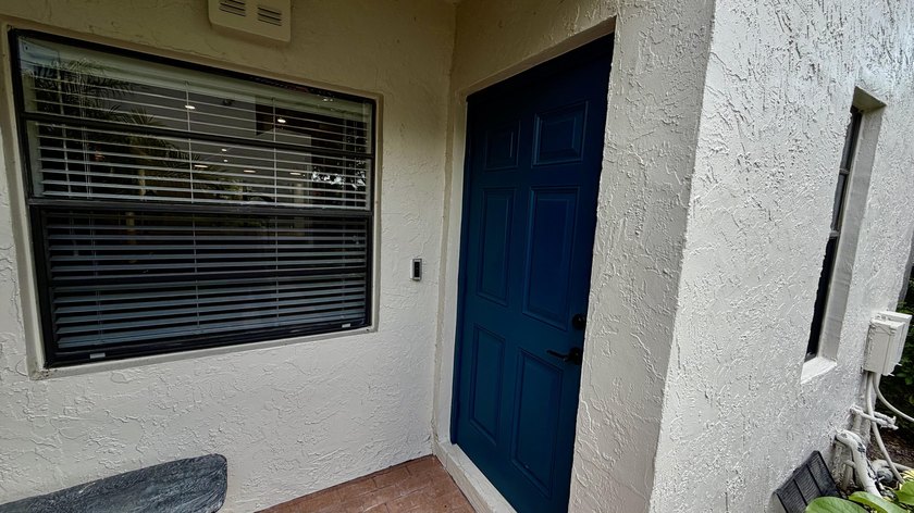 Exceptional &amp; Rarely Available Ground-Floor Corner Residence - photo 3