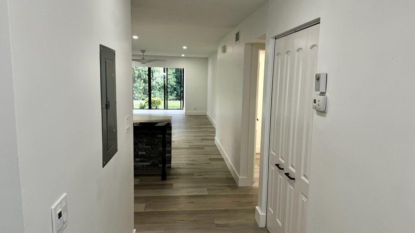 Exceptional &amp; Rarely Available Ground-Floor Corner Residence - photo 4