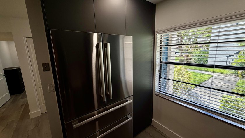 Exceptional &amp; Rarely Available Ground-Floor Corner Residence - photo 7