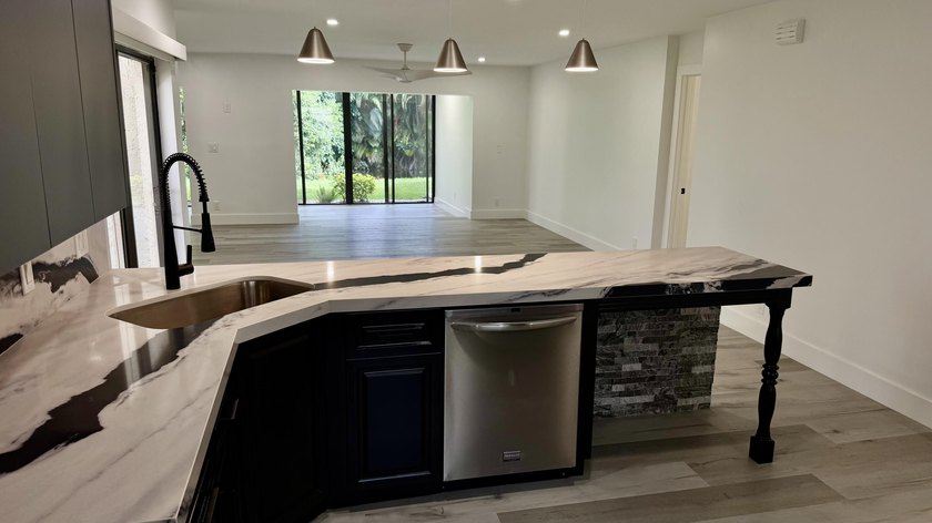 Exceptional &amp; Rarely Available Ground-Floor Corner Residence - photo 10