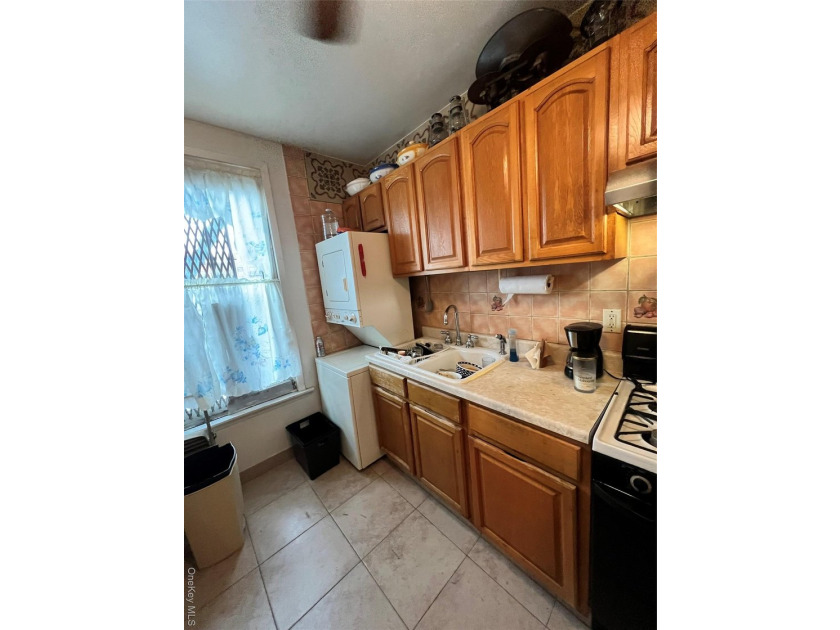Cozy studio co-op apartment located on the 3rd floor of a - photo 3