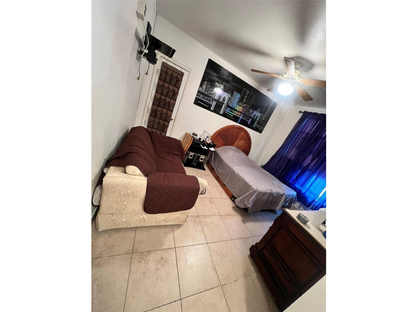 Cozy studio co-op apartment located on the 3rd floor of a - photo 5