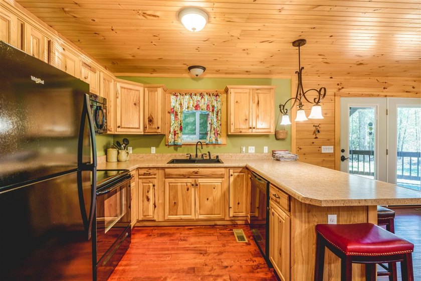 Lake living at its finest! This charming log-sided home offers - photo 28