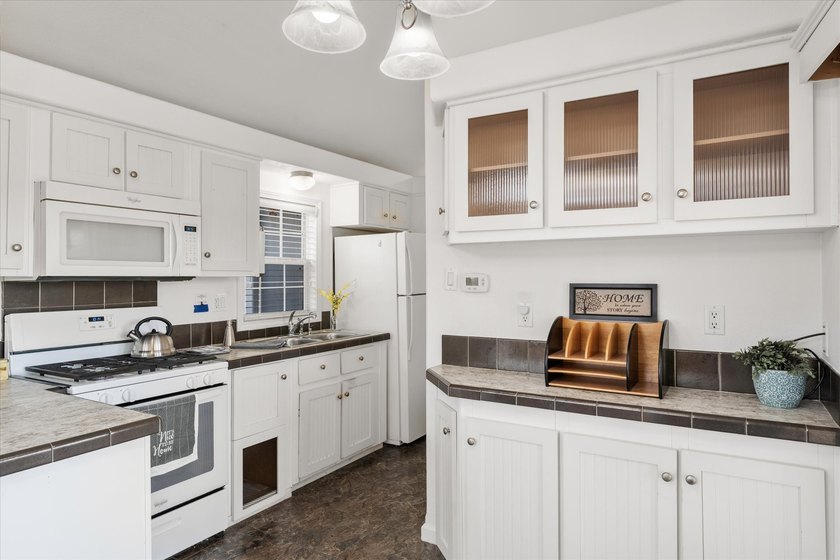Well-maintained 2-bedroom, 1.5-bath tiny home situated on 1.39 - photo 5